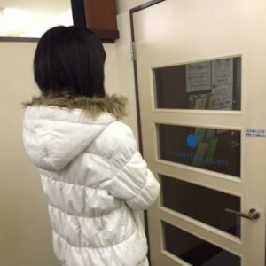 20代女性姿勢が悪い